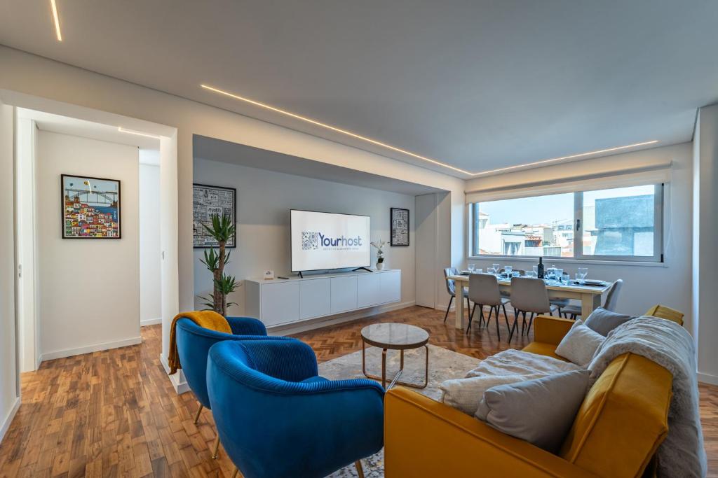 Interior de apartamento de alojamento local no Porto com vista sobre a cidade