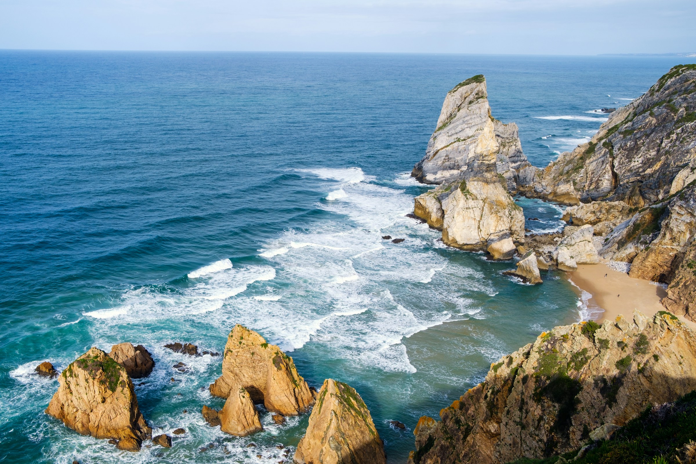Praia de Afife com falésias verdes e ondas suaves ao amanhecer